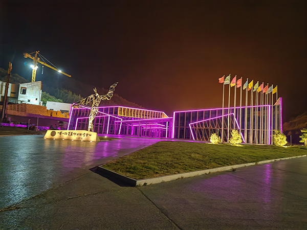 城市亮化是现代城市建设的重要组成部分，它不仅可以美化城市的夜景，还能提升城市的整体形象。随着科技的不断进步，城市亮化也得到了更多的关注和创新。本文将介绍一些关于城市亮化的创意和技术，帮助读者了解青松路街道城市亮化的重要性以及如何进行青松路街道城市亮化的规划和实施。