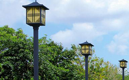 太阳能青松路街道庭院灯怎么选亮度与续航更耐用